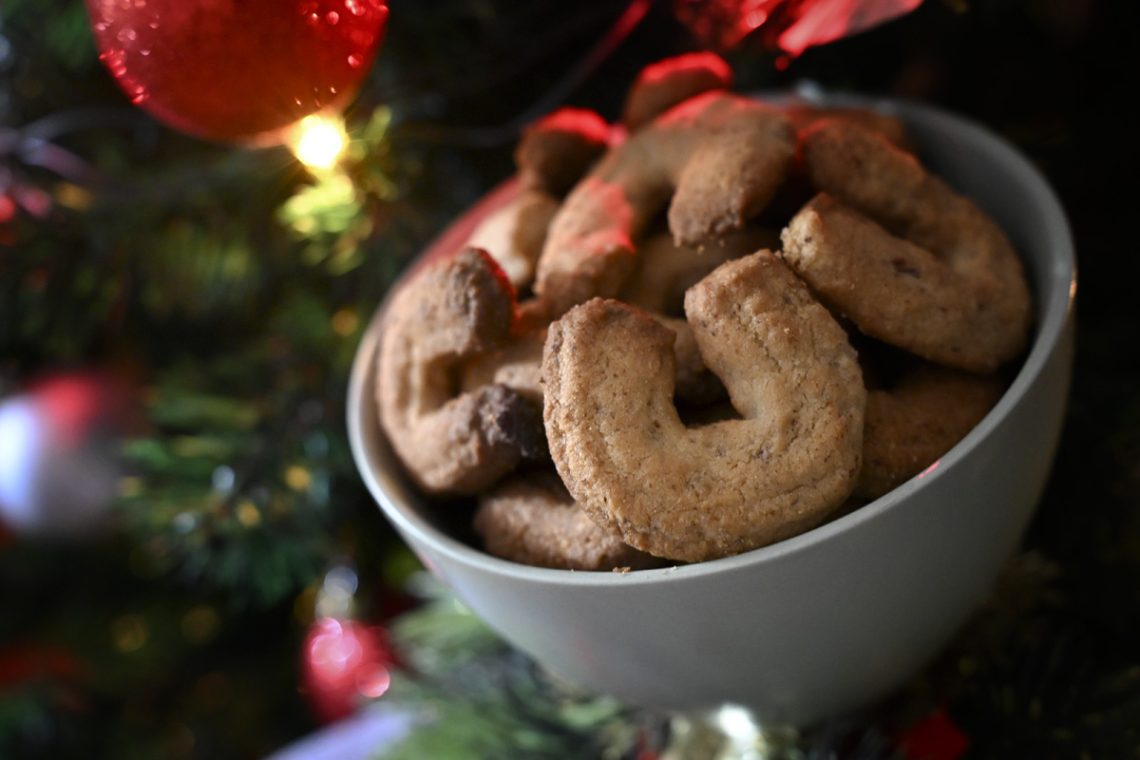 Božićne kiflice sa zamućenim lampicama u pozadini