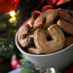 Božićne kiflice sa zamućenim lampicama u pozadini