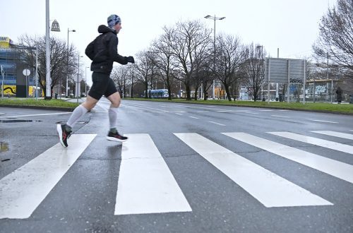 Kontrast Božićnog jutra, prazne ulice i rekreativac