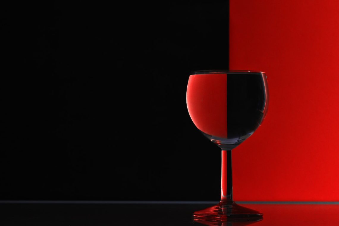 Foto projekt 365 lom svjetla u čaši vode s crnom i crvenom pozadinom