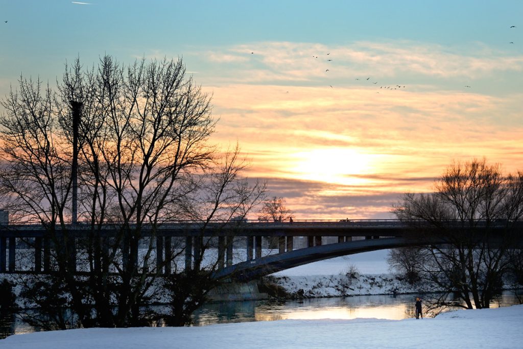 Zima, pogotovo ako je bez snijega i leda, ne nudi osobito privlačne kadrove, no uvijek se može nešto pronaći. Ili može iskoristiti hladan zrak koji daje bistrinu pogleda za neke od prije primijećene kadrove.  