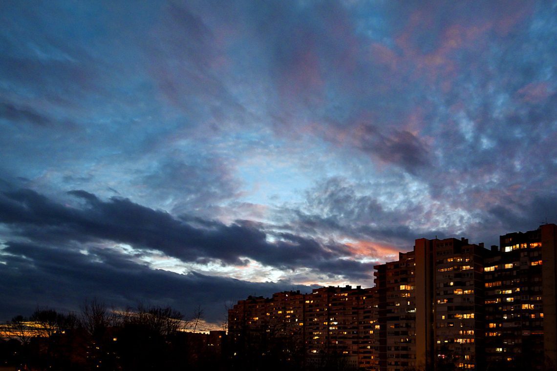 Foto projekt 365 01-15-2026 Spektakl na nebu nebu nad gradom sa zadnjim tragovima svjetla