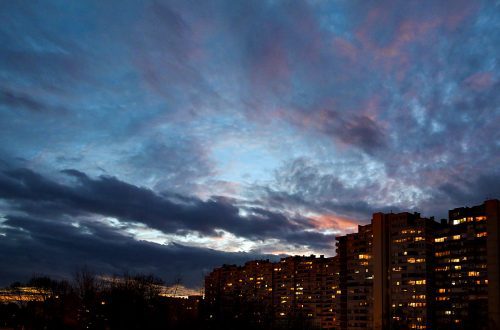 Foto projekt 365 01-15-2026 Spektakl na nebu nebu nad gradom sa zadnjim tragovima svjetla