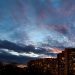 Foto projekt 365 01-15-2026 Spektakl na nebu nebu nad gradom sa zadnjim tragovima svjetla