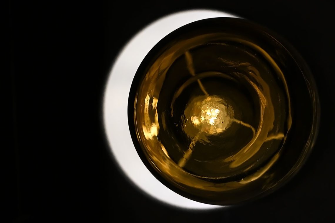 Geometrija u mraku, fotografija okruglog predmeta u low key tehnici