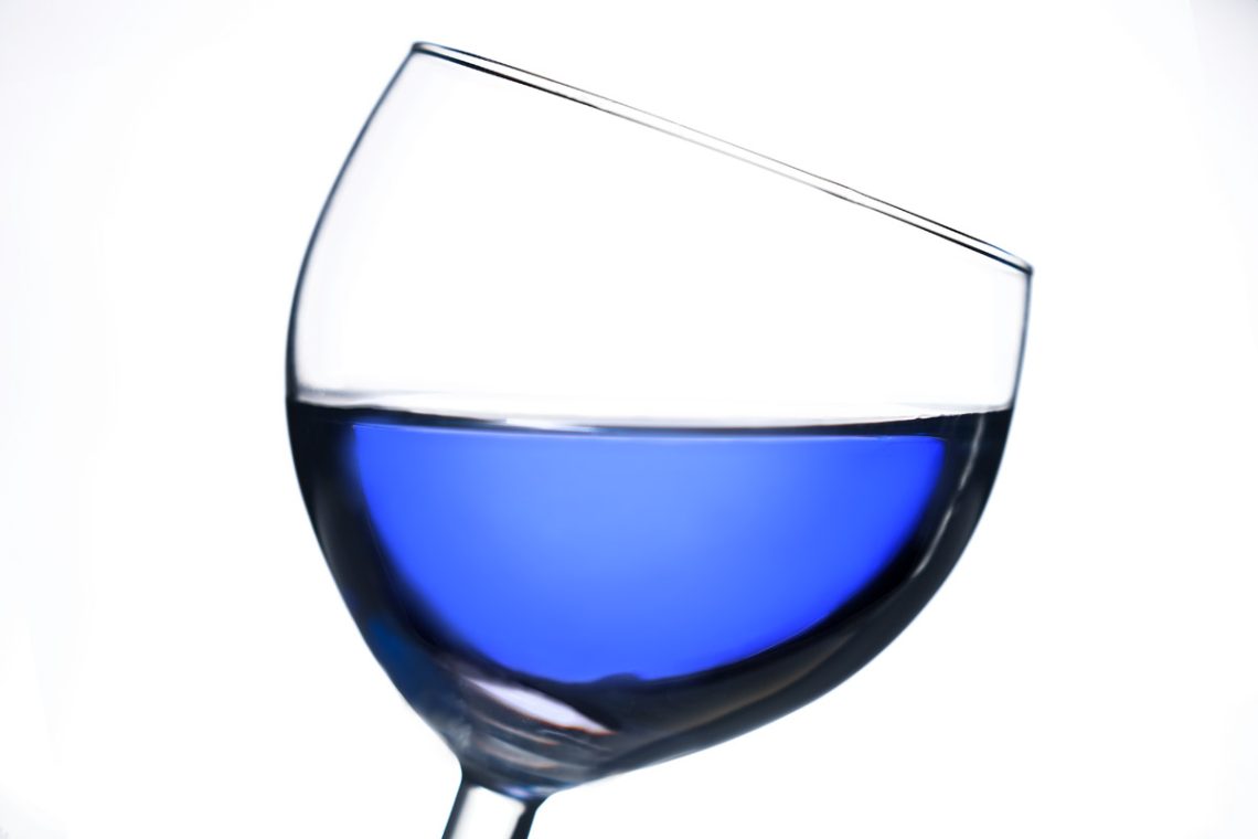 Plava linija neravnoteže - High Key fotografija stakla