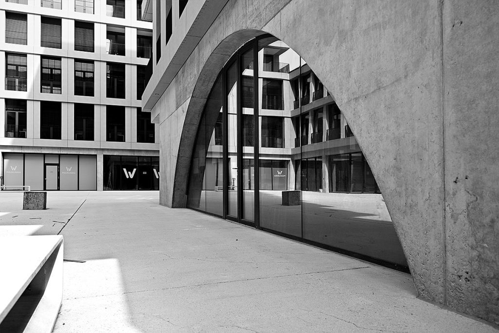 Ritam betona i stakla na crno bijeloj fotografiji