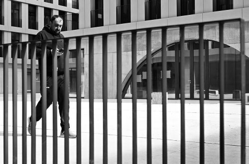 Ritam betona i stakla na crno bijeloj fotografiji