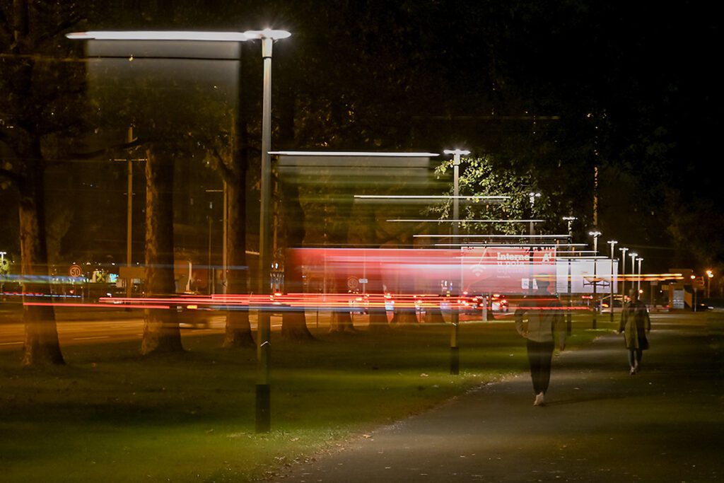 Eksperimentalna dvostruka ekspozicija prolaznika i svjetlosnih tragova na zagrebačkim ulicama
