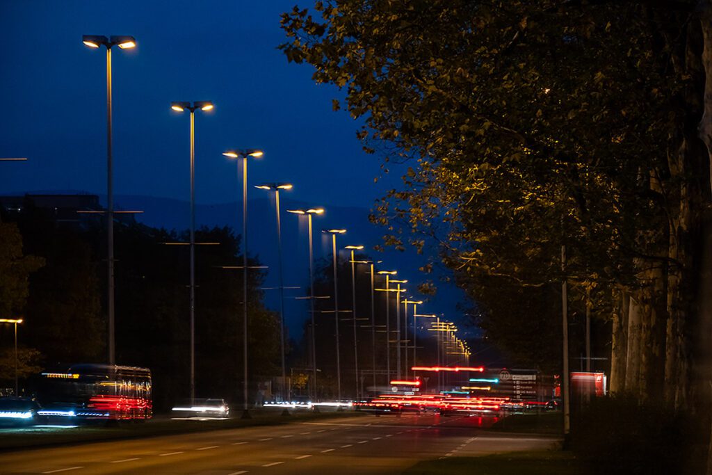 Duga ekspozicija i ICM noćna fotografija ulične rasvjete i prometa u Zagrebu