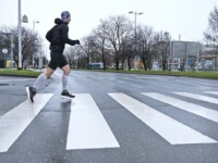 Kontrast Božićnog jutra, prazne ulice i rekreativac