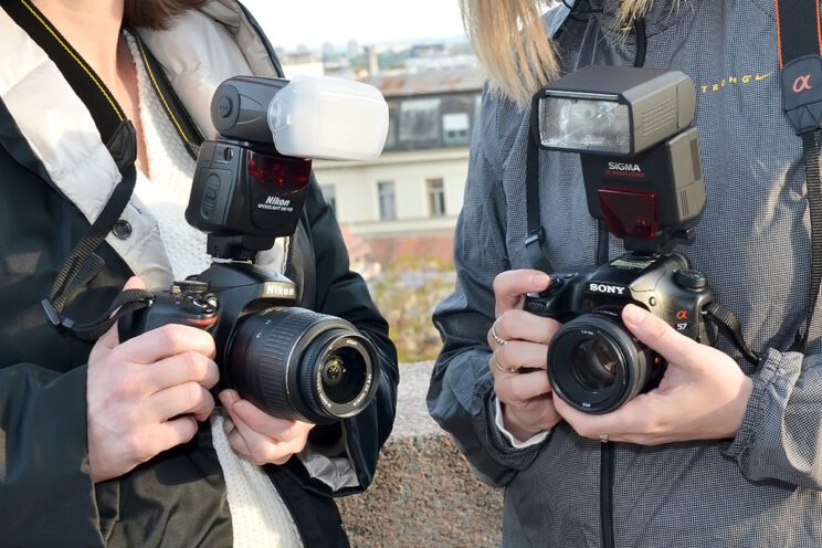Dvije osobe s fotoaparatima na individualnom tečaju fotografije U dvoje je bolje u Zagrebu