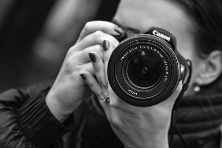 Polaznica na naprednom individualnom tečaju fotografije uči estetiku i kompoziciju fotografija i koristiti svjetlo