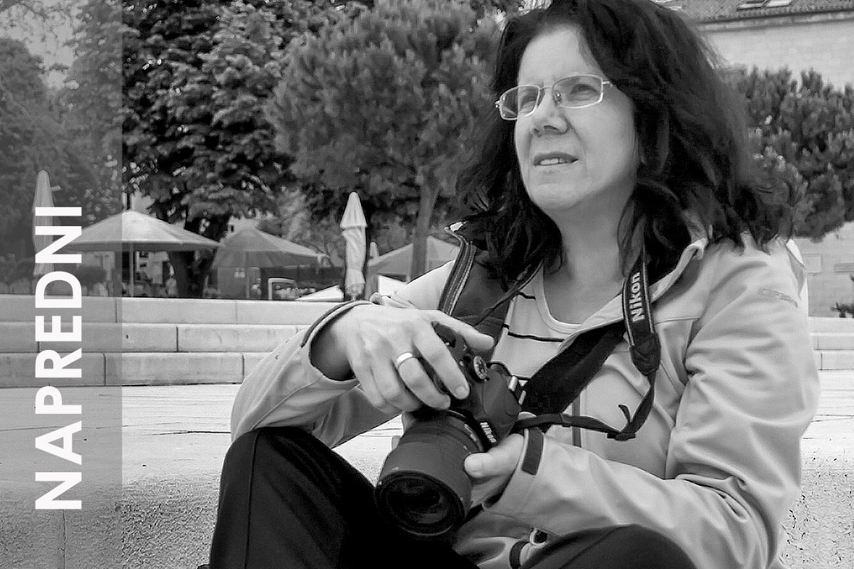 Polaznica na naprednom tečaju fotografije slaže fotografsku kompoziciju